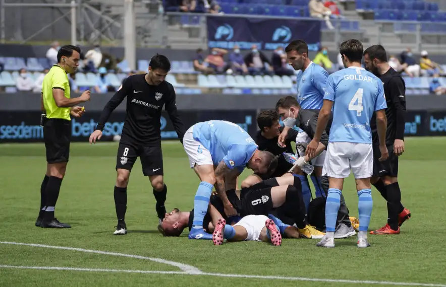 Rubén Enri i Hector Hevel van topar de front i la pitjor part se la va endur el segon. Foto: FC Andorra