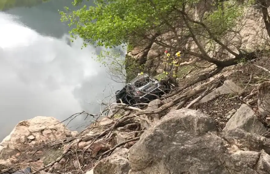 El vehicle es va precipitar i va quedar a pocs metres de les aigües.