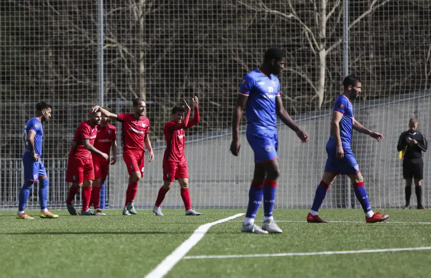 Gerard ‘Hulk’ Artigas celebra el 0 a 4 amb Jordi Betriu i Adrià Gallego. Foto: Facundo Santana