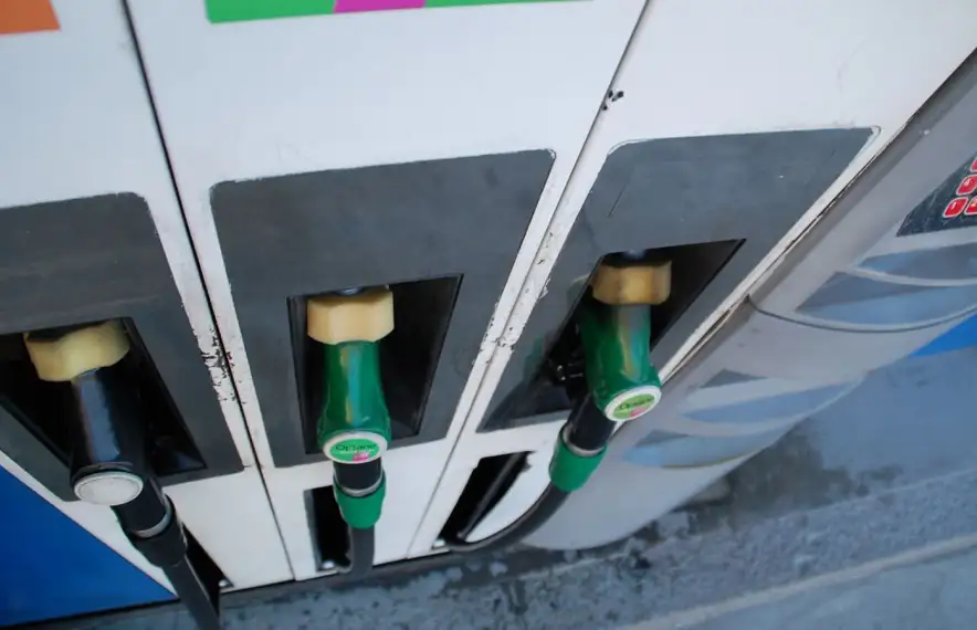 Un sortidor de gasolina en una estació de servei d’Andorra.