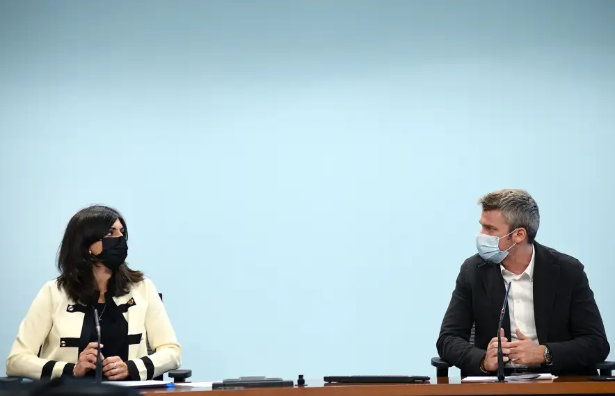 Teresa Milà i Jordi Olivé, durant la roda de premsa, aquest matí.