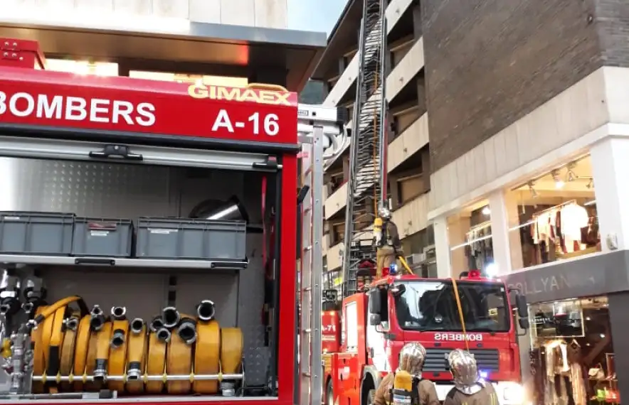 Els bombers treballant amb el camió escala