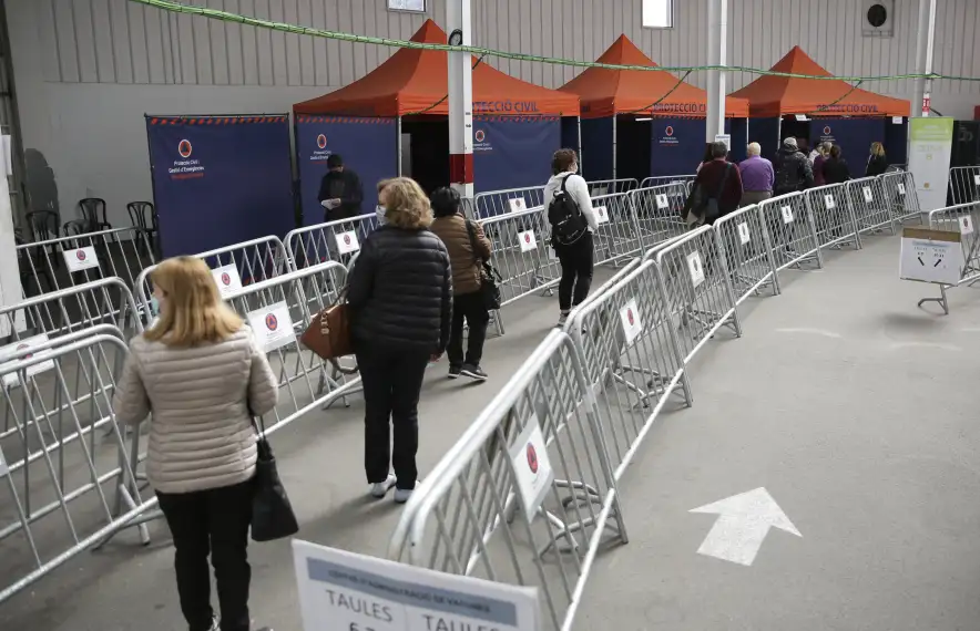 Ciutadans fent cua en la primera jornada de vacunació amb les noves dosis de Pfizer.