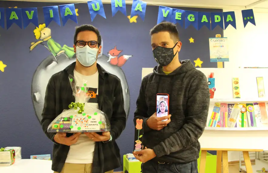 El conseller de Cultura i Afers Socials, David Cruz, entrega el primer premi d'adults a Ramon Pujol.