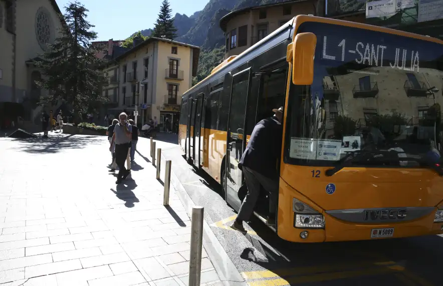 Un autobús realitzant el servei de tranport públic nacional.