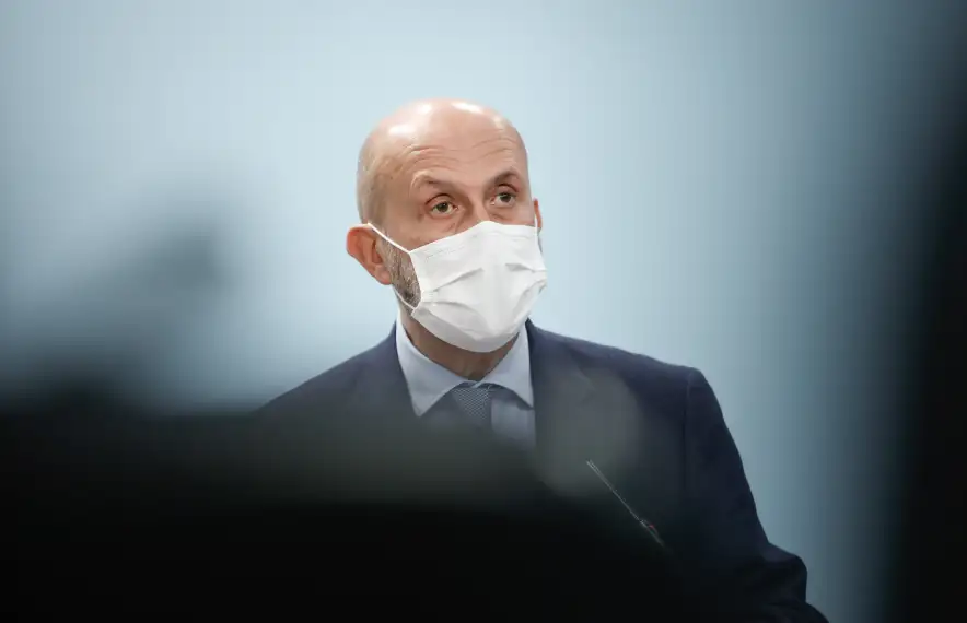 El ministre de Salut, Joan Martínez Benazet, en la compareixença posterior al consell de ministres, ahir a la tarda.