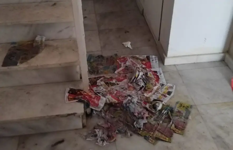 Estat en què es troba una de les escales de l’edifici a causa de la fuita d’aigua.