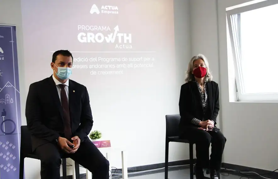 El ministre de Presidència, Economia i Empresa i president d'Actua, Jordi Gallardo, i la directora d'Acuta Empresa, Judith Hidalgo