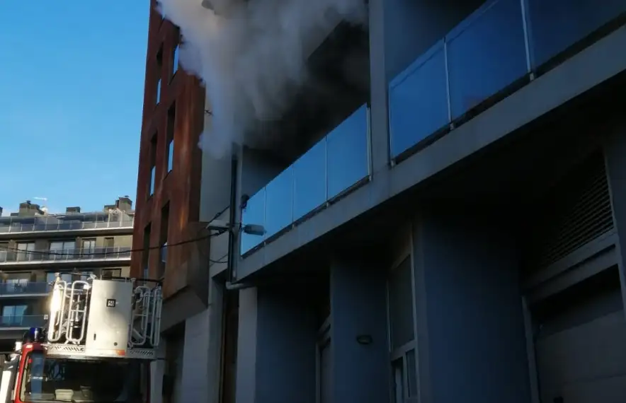 Imatge de l'incendi que es va originar en un dels pisos ocupats il·legalment.