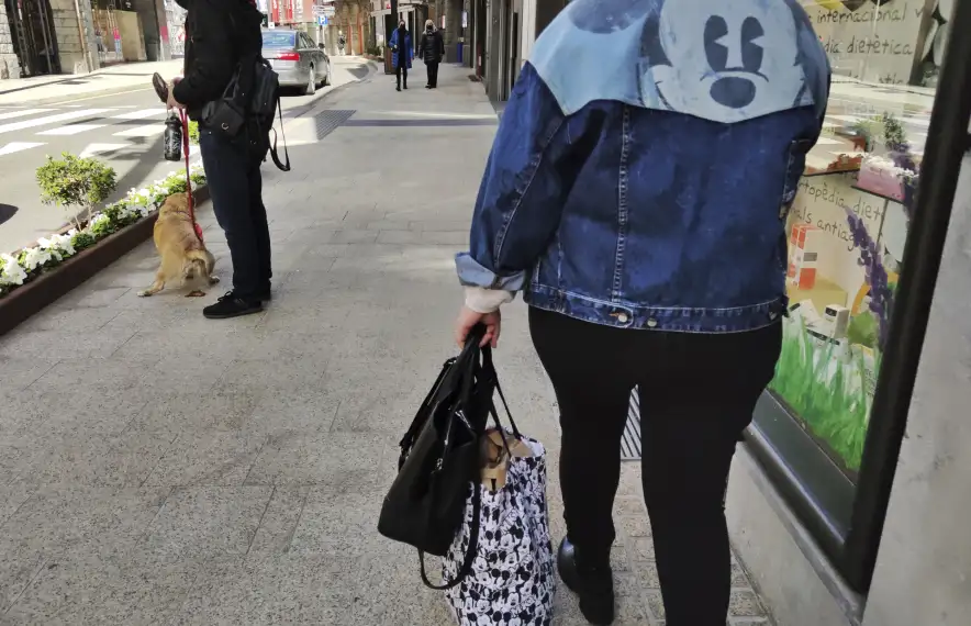 El propietari d’un gos recull la femta de l’animal.