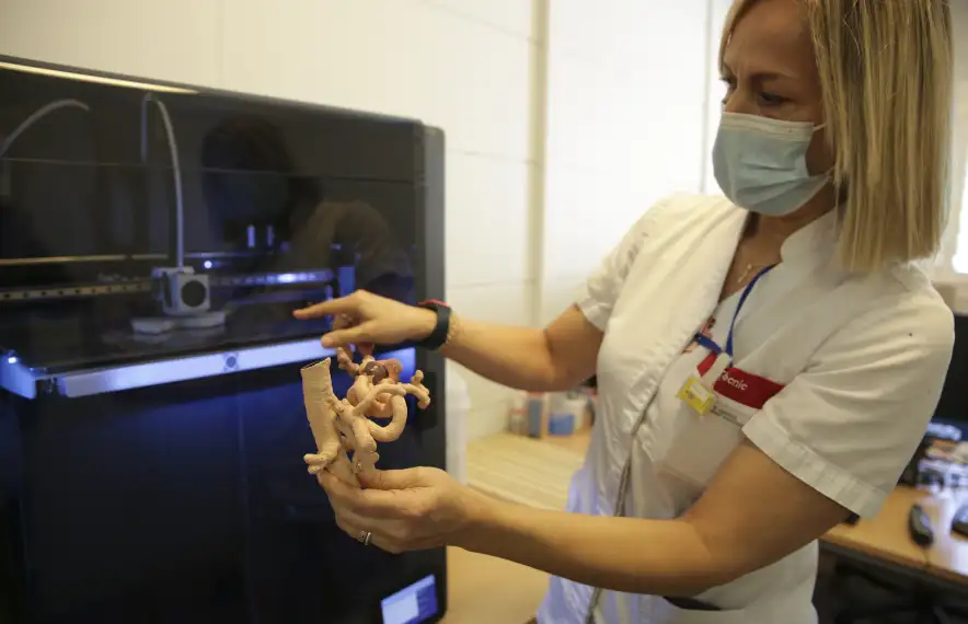 La impressora 3D en funcionament a les instal·lacions del SAAS.