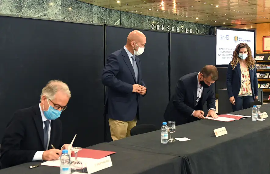 El moment de la firma del conveni de col·laboració entre el SAAS i el Comú, aquest dimarts.