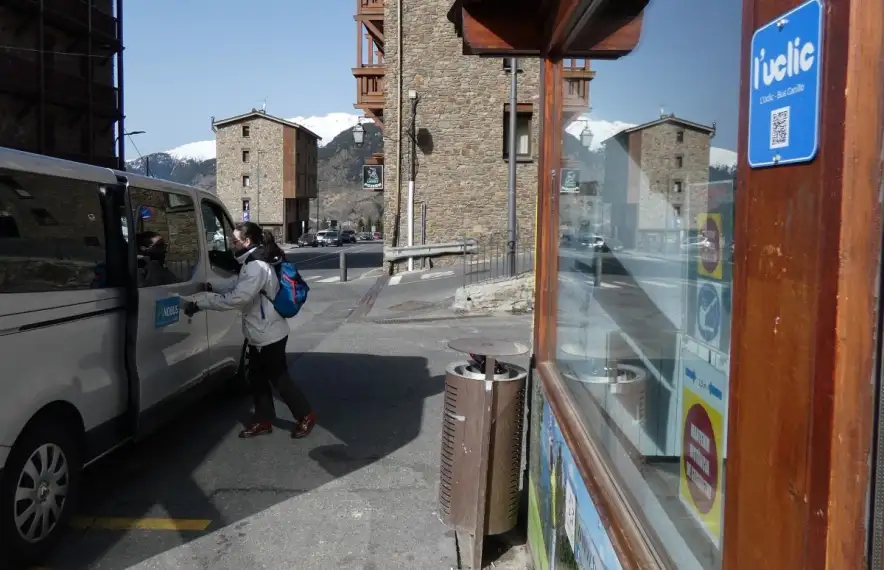 Una usuària agafant l'Uclic.