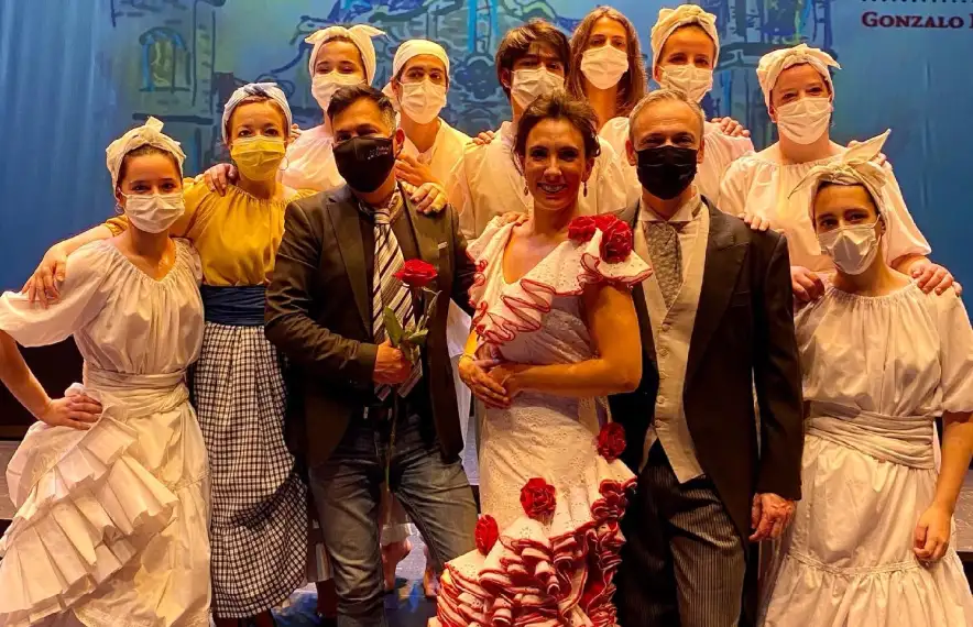 Salvador, al centre, amb membres de l'esbart Laurèdia.