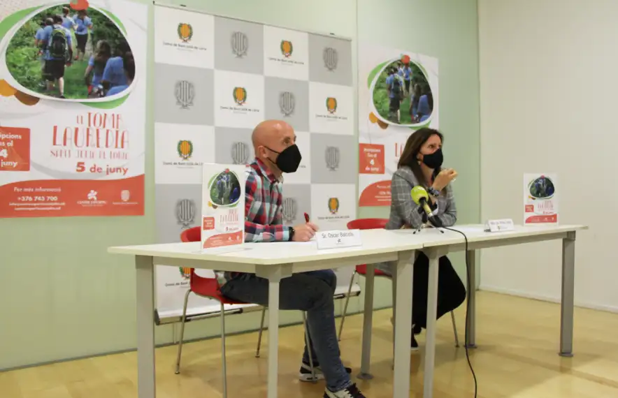 El sotsdirector del Centre esportiu de Sant Julià, Òscar Balcells, i la cònsol menor laurediana, Mireia Codina, han presentat el Tomb Lauredià.