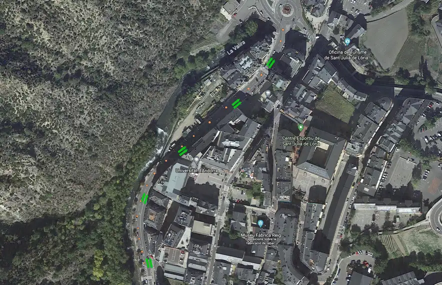 Vista aèria dels dos carrils que s'habilitaran cada dissabte a l'entrada de Sant Julià de Lòria.