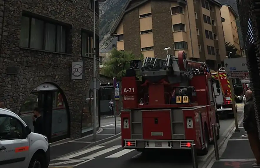 Dotacions del Cos de Bombers sobre el lloc dels fets.