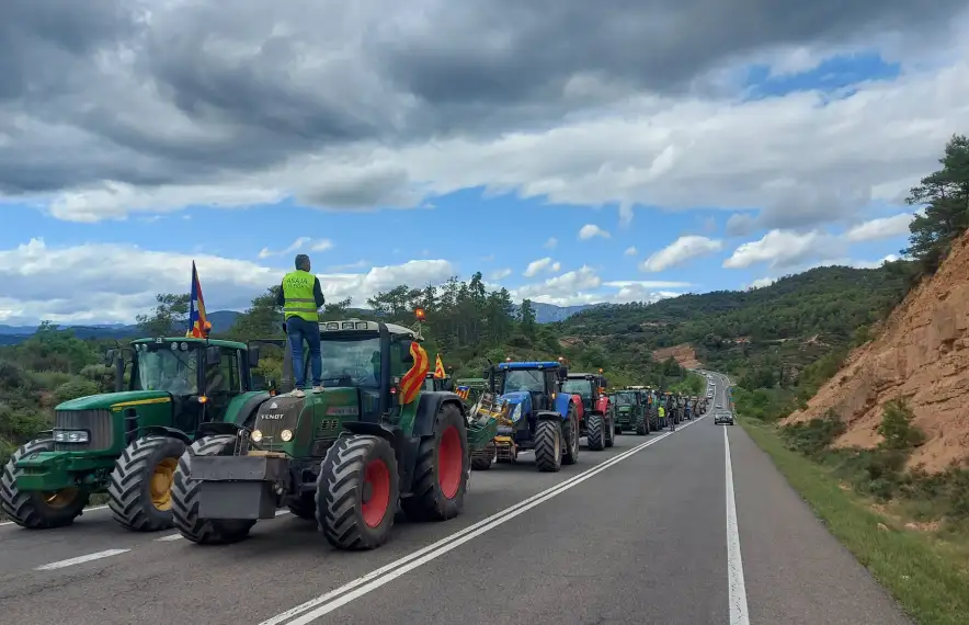 Un moment de la marxa lenta de tractors a la C-14, aquesta tarda.