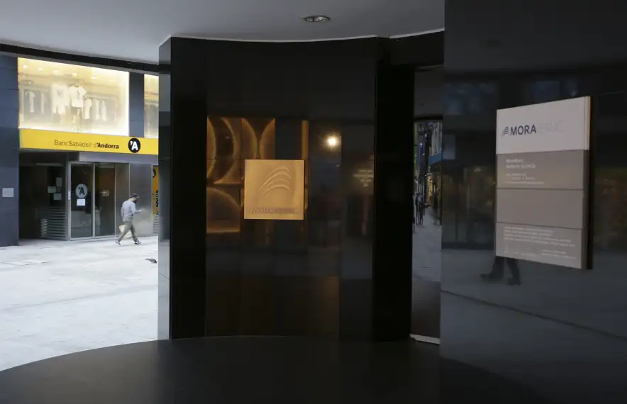 Les oficines de MoraBanc i BancSabadell d’Andorra a l’avinguda Meritxell.