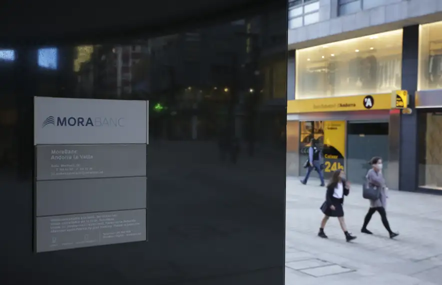 Les oficines de MoraBanc i BancSabadell d’Andorra a l’avinguda Meritxell.