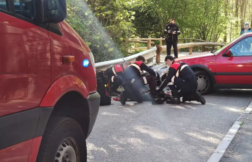 Moment en què el motorista era atès al lloc de l'accident.