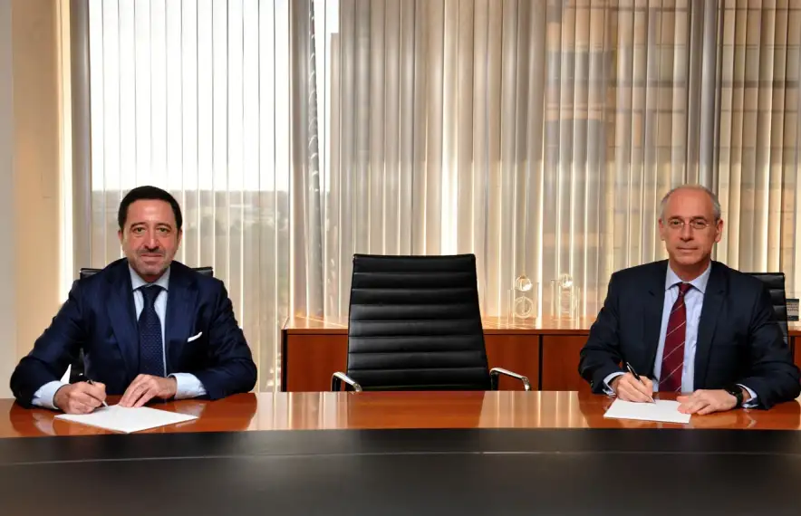 Un moment de signatura de l'acord entre Vall Banc i Inversis.