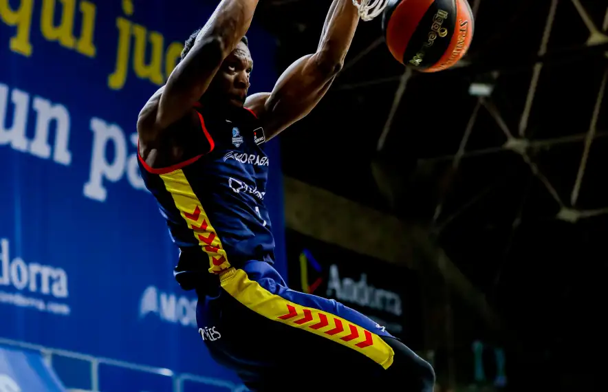 ‘Tunde’ Olumuyiwa esmaixa en un partit d’aquesta temporada al Poliesportiu d’Andorra. Foto: ACB Photo / Martín Imatge