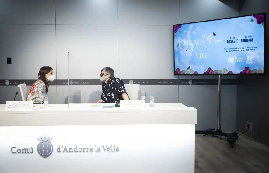 Meritxell López i Rosa Pascuet en la presentació dels actes d'inauguració del carrer Callaueta.