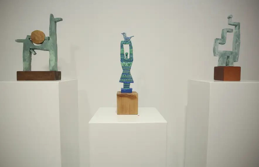 Jordi Casamajor, amb tres de les peces de ceràmica policromada que exposa a Taranmana: ‘Cérvol solar’, ‘Deessa amb ocell’ i ‘Dona’. Feia sis anys que no exposava, des del 2015 al Kunstank de Sant Martí de la Cortinada.