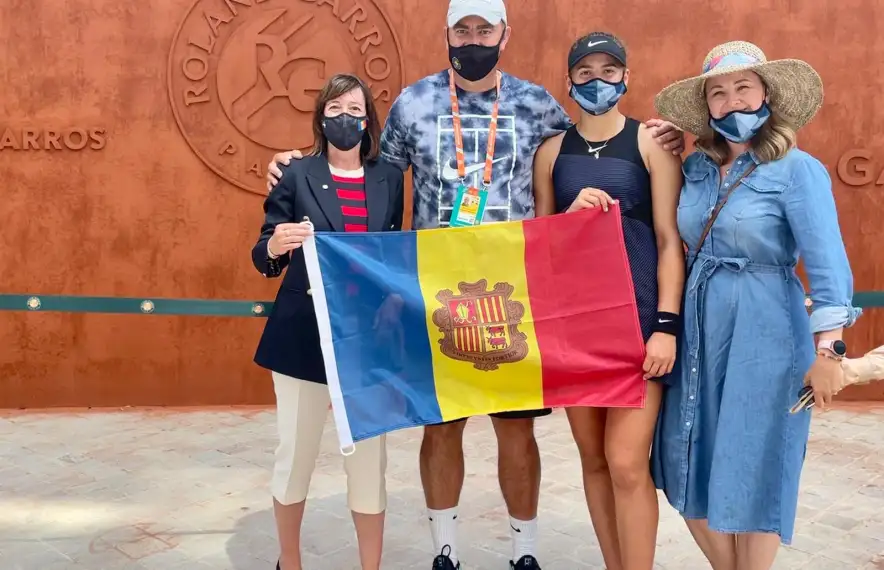 Vicky Jiménez i els seus pares van rebre la visita de Eva Descarrega al Roland Garros. Foto: Joan Jiménez
