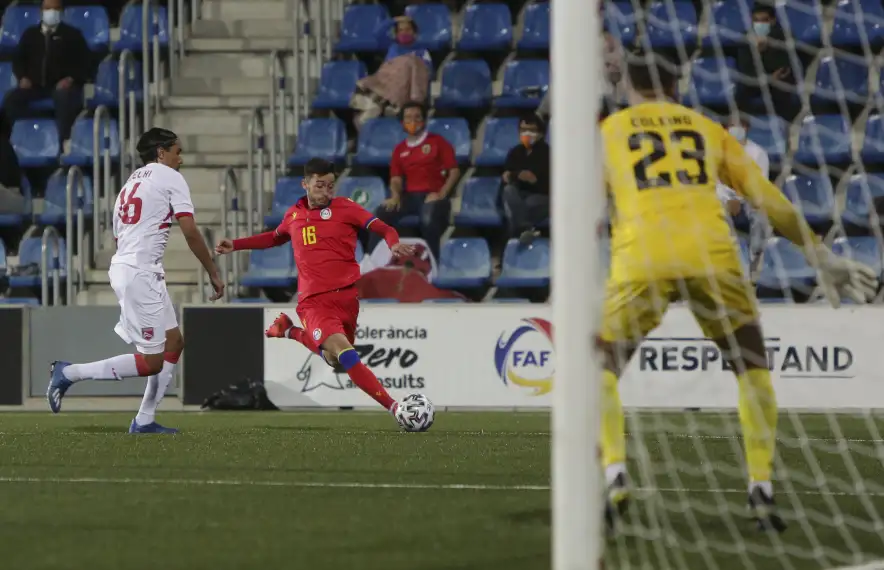 Álex Martínez, que va estavellar una pilota al travesser al primer temps, defensat per Mouelhi, central de Gibraltar.Foto: Facundo Santana