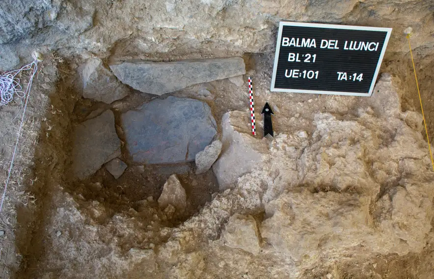 Última campanya arqueològica a la balma: Remolins en diu ‘Lluncí’ encara que al cartell, en majúscules, s’hagi descuidat l’accent.