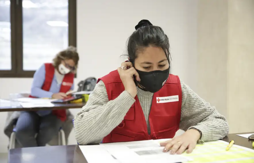 Voluntaris de la Creu Roja al 'call center'.
