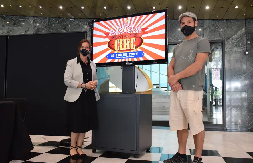 La cònsol menor, Mireia Codina, i Yldor Llach han presentat avui Muntanyes de circ.