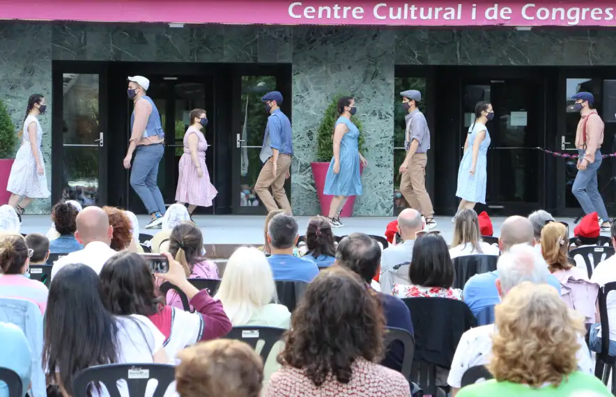 El cos de dansa ha sigut e primer a sortir a l'escenari habilitat a la plaça de la Germandat.