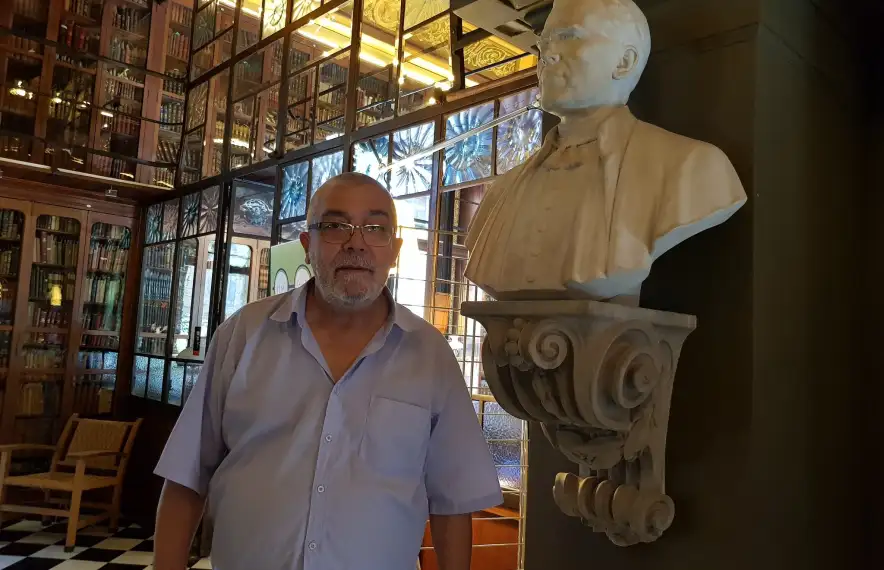 Àlvar Valls, davant del bust de Joan Crexells a l'Ateneu Barcelonès.