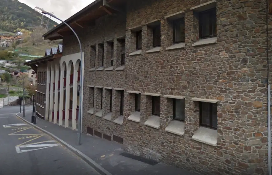 Exterior del centre escolar afectat pel brot.