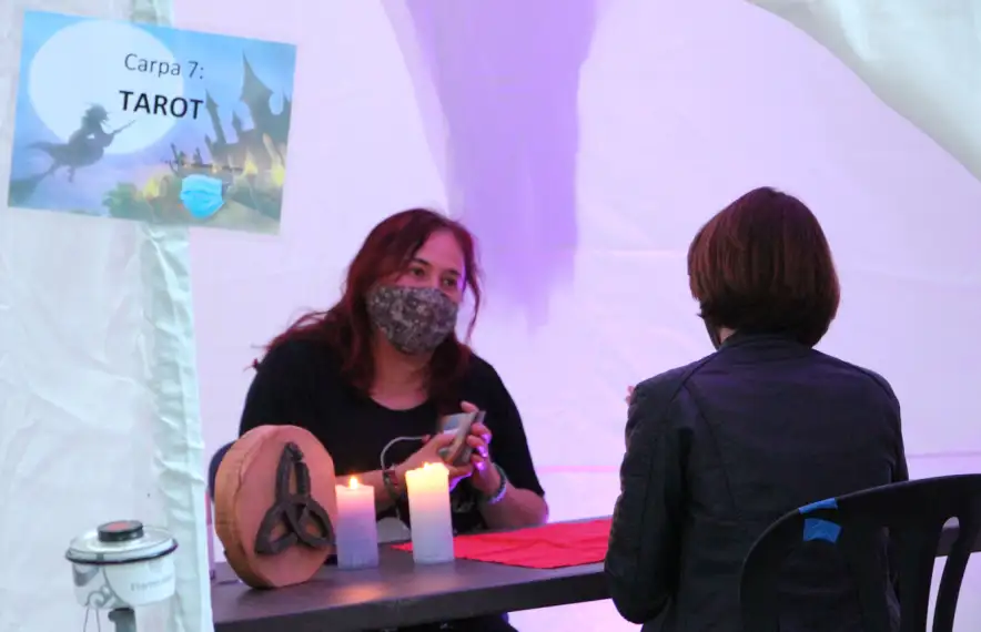 Algunes de les tarotistes durant la nit de les 'bruixes' d'Encamp.