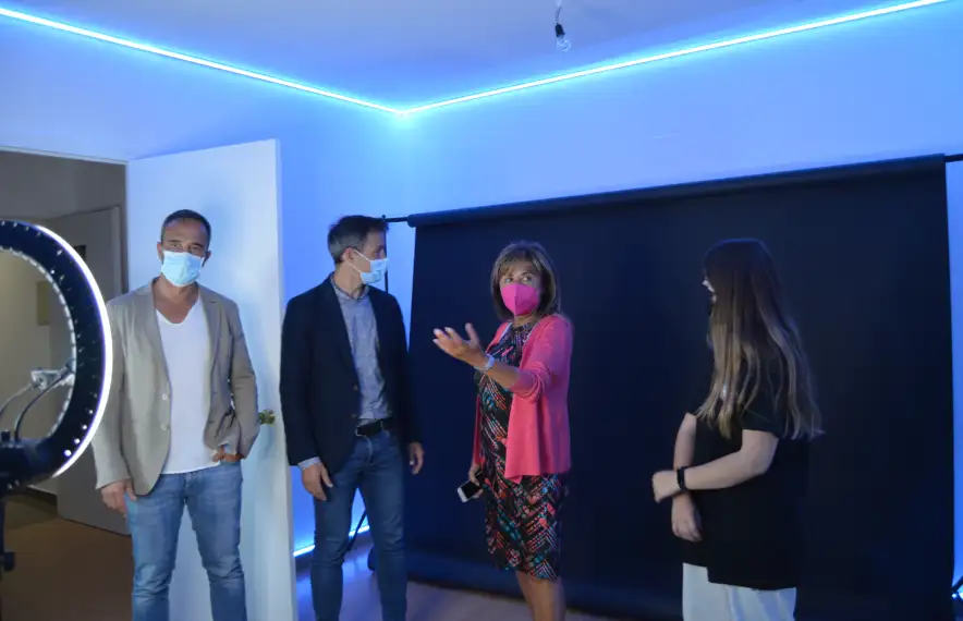 Els cònsols d'Andorra la Vella, Conxita Marsol i David Astrié, i el conseller d'Esports i Joventut, Alain Cabanes, a l'espai 'Tik Tok'.