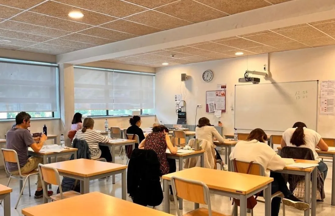Un grup de gent examinant-se.