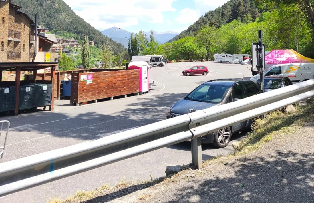 L'aparcament de darrere de l'hotel Comapedrosa, ahir. 