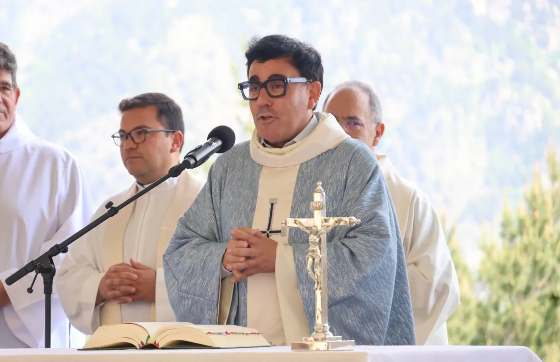 Mossèn Pepe durant la missa de les 12 de l'Aplec de Canòlich.