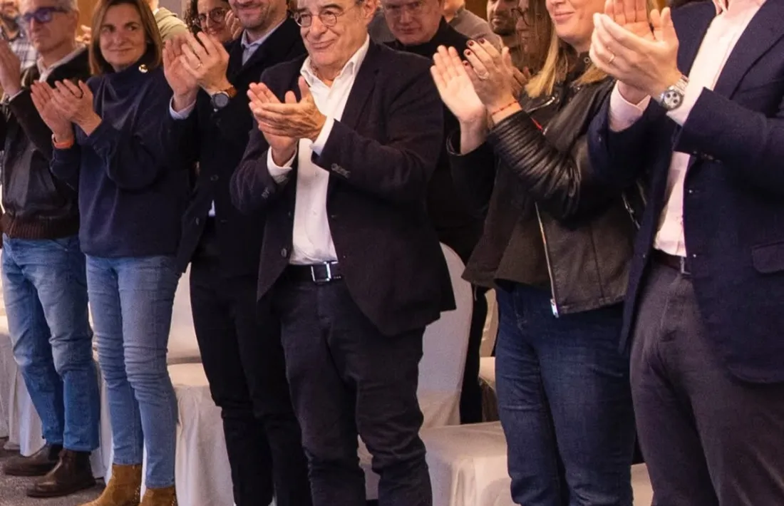 Ladislau Baró, al centre, en el congrés de Demòcrates que el va escollir president.