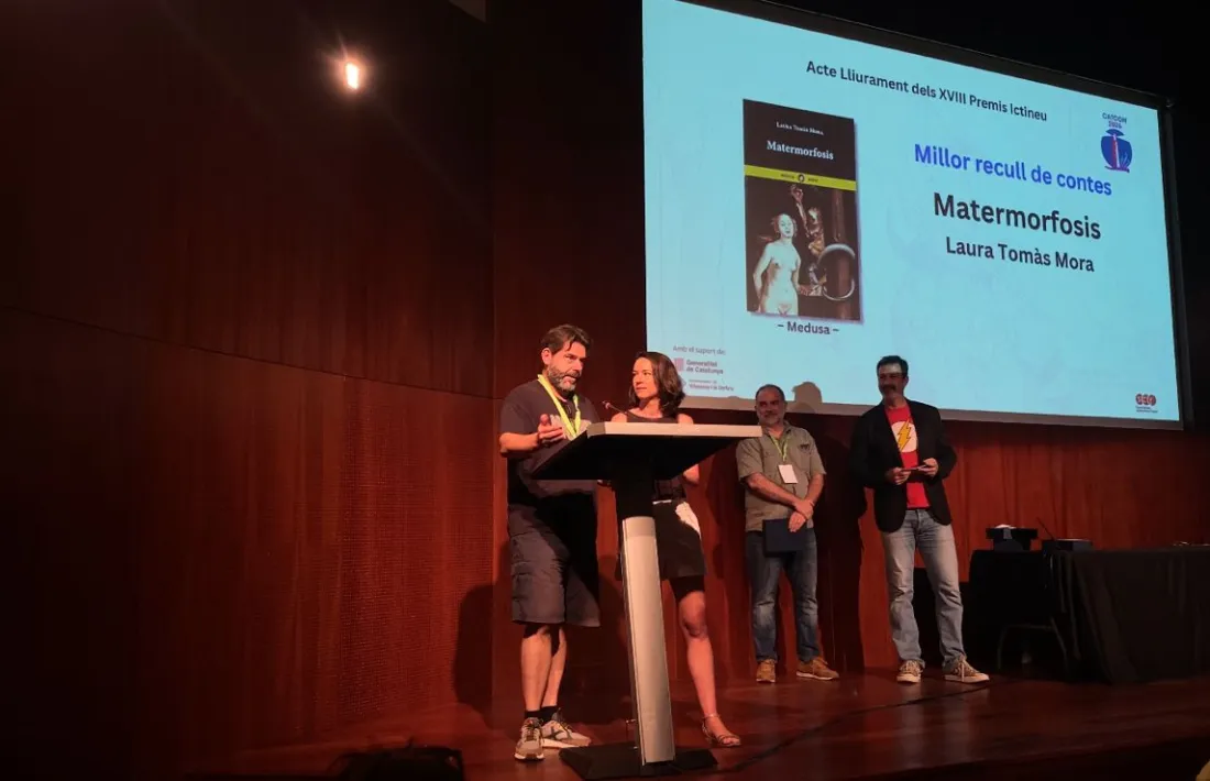 L'escriptora Laura Tomàs i l'editor David Gálvez van recollir el premi al millor recull de contes.