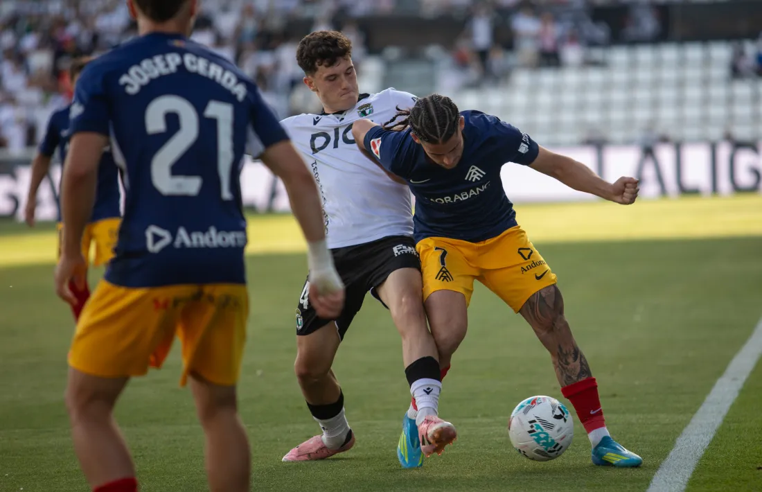 Álex Calvo, defensat per David González, a El Plantío.