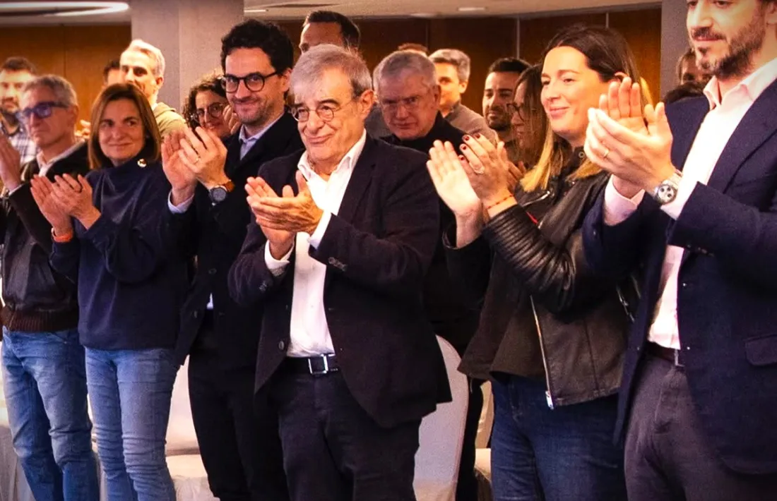 Ladislau Baró, al centre, en el congrés de Demòcrates que el va escollir president.