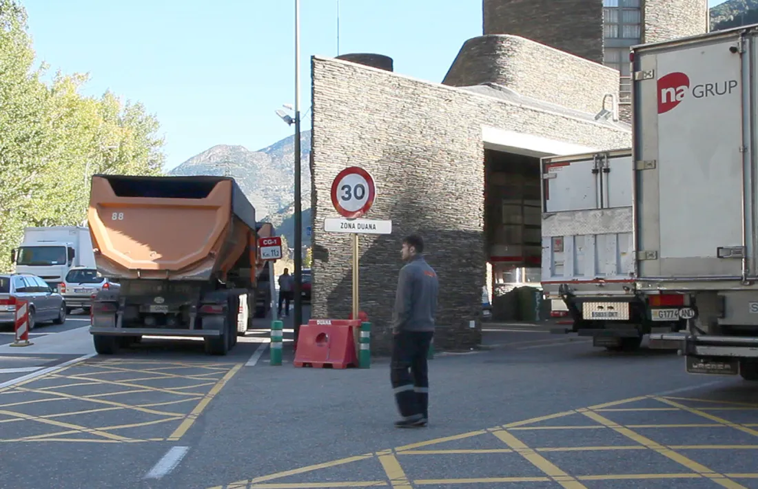Camions aturats a la duana.
