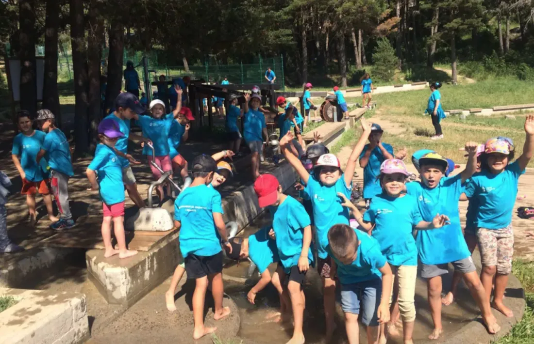 Un grup d'infants fent una activitat d'estiu.