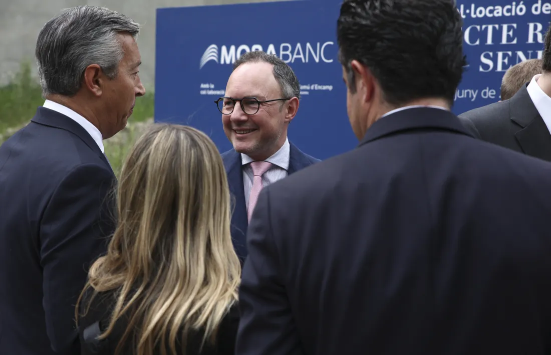 Xavier Espot parlant amb diversos assistents a la col·locació de la primera pedra de l'Ossa-Senior.