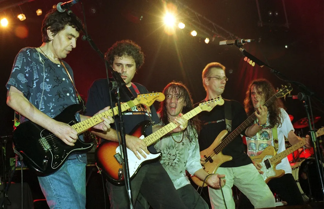 La banda gironina, amb Ninyín i la Stratocaster en primer terme, al concert de comiat de Razzmatazz, el 8 de novembre del 2001.